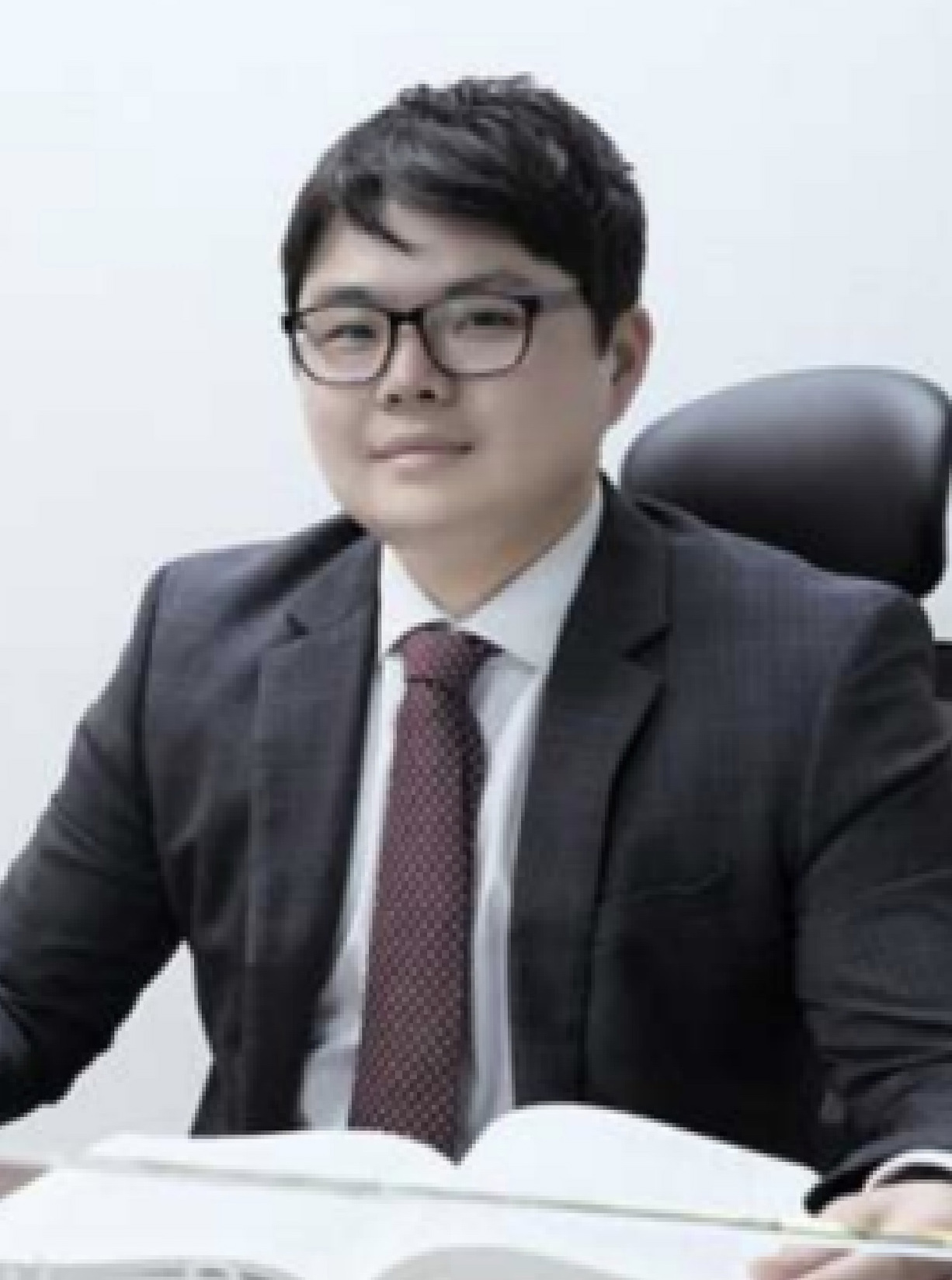 법무법인 율인 윤승환 변호사 프로필 사진 - 김해·진주 민사·회생 전문